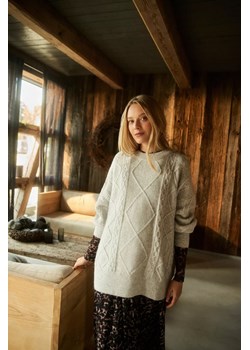 Sweter z ozdobnym splotem jasnoszary ze sklepu Moodo.pl w kategorii Swetry damskie - zdjęcie 172000553