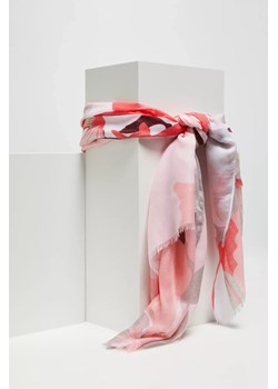 Wzorzysty szal z delikatnymi frędzlami różowy ze sklepu Moodo.pl w kategorii Szaliki i chusty damskie - zdjęcie 172000763