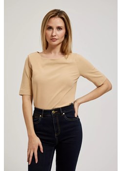 Gładka dopasowana bluzka z krótkimi rękawami beżowa ze sklepu Moodo.pl w kategorii Bluzki damskie - zdjęcie 172001103