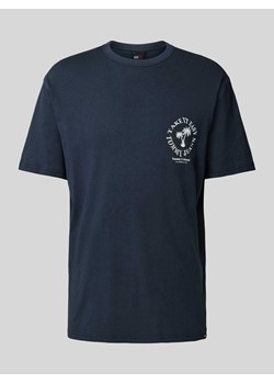 T-shirt o kroju regular fit z nadrukiem z logo model ‘NOVELTY GRAPHIC’ ze sklepu Peek&Cloppenburg  w kategorii T-shirty męskie - zdjęcie 172005634
