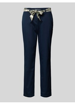 Chinosy o kroju regular fit z wiązanym paskiem ze sklepu Peek&Cloppenburg  w kategorii Spodnie damskie - zdjęcie 172005700