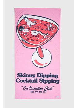 On Vacation ręcznik Skinny Dippin&apos; Cocktail Sippin&apos; kolor różowy OVC A17 ze sklepu ANSWEAR.com w kategorii Ręczniki - zdjęcie 172009424