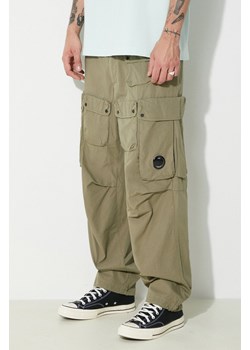 C.P. Company spodnie bawełniane Rip-Stop Loose Cargo kolor zielony proste 16CMPA174A006272G ze sklepu PRM w kategorii Spodnie męskie - zdjęcie 172010102