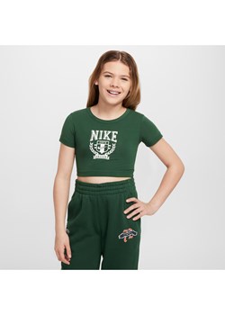 T-shirt z grafiką dla dużych dzieci (dziewcząt) Nike Sportswear - Zieleń ze sklepu Nike poland w kategorii Bluzki dziewczęce - zdjęcie 172023814