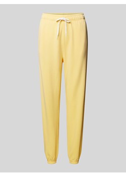 Spodnie dresowe o kroju regular fit z wyhaftowanym logo ze sklepu Peek&Cloppenburg  w kategorii Spodnie damskie - zdjęcie 172024131