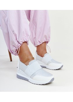 Białe sneakersy na koturnie Kallay ze sklepu gemre w kategorii Buty sportowe damskie - zdjęcie 172029933