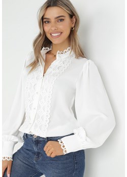 Biała Koszula z Koronką i Perłami Cassa ze sklepu Born2be Odzież w kategorii Koszule damskie - zdjęcie 172031382