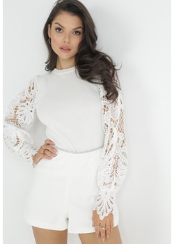 Biała Bluzka z Długimi Ażurowymi Rękawami Chaleta ze sklepu Born2be Odzież w kategorii Bluzki damskie - zdjęcie 172031583