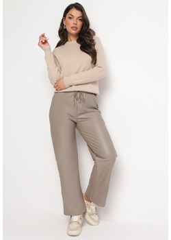 Jasnobeżowe Szerokie Spodnie z Imitacji Skóry z Gumką w Pasie Attar ze sklepu Born2be Odzież w kategorii Spodnie damskie - zdjęcie 172032711