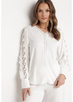 Biała Bluzka z Trójkątnym Dekoltem i Koronkowymi Wstawkami Brizella ze sklepu Born2be Odzież w kategorii Bluzki damskie - zdjęcie 172033220