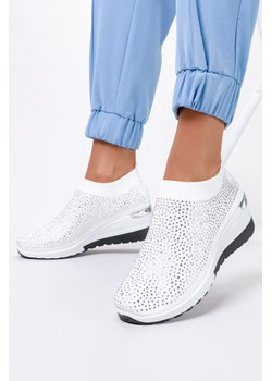 Białe sneakersy na koturnie z cyrkoniami buty sportowe slip on Casu SJ2139-2 ze sklepu Casu w kategorii Klapki damskie - zdjęcie 172036490