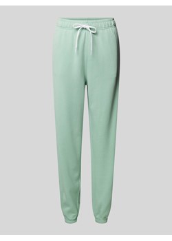 Spodnie dresowe o kroju regular fit z wyhaftowanym logo ze sklepu Peek&Cloppenburg  w kategorii Spodnie damskie - zdjęcie 172048191