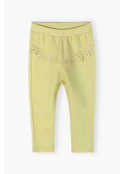Bawełniane spodnie dresowe dla niemowlaka - żółte ze sklepu 5.10.15 w kategorii Odzież dla niemowląt - zdjęcie 172048364