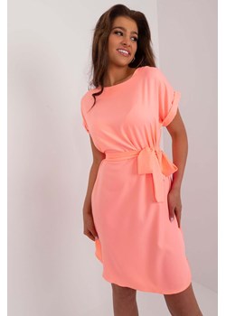 Brzoskwiniowa krótka sukienka z paskiem i krótkim rękawem ze sklepu 5.10.15 w kategorii Sukienki - zdjęcie 172048412