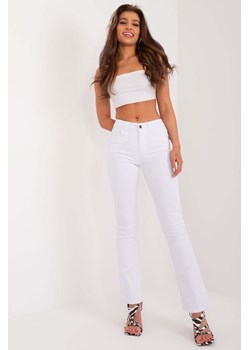 Białe spodnie jeansowe bootcut z kieszeniami ze sklepu 5.10.15 w kategorii Jeansy damskie - zdjęcie 172048413