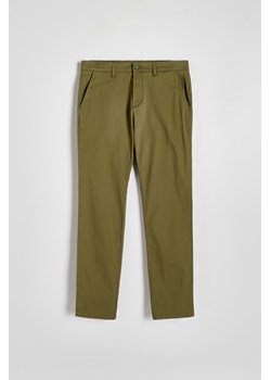 Reserved - Spodnie chino slim fit - oliwkowy ze sklepu Reserved w kategorii Spodnie męskie - zdjęcie 172054721