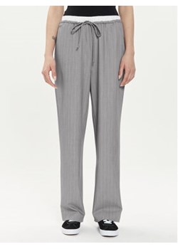 ONLY Spodnie materiałowe Tille 15339242 Szary Straight Fit ze sklepu MODIVO w kategorii Spodnie damskie - zdjęcie 172061642