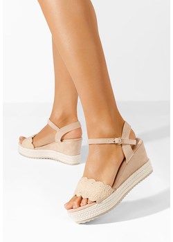 Beżowe sandały na koturnie Miliana ze sklepu Zapatos w kategorii Sandały damskie - zdjęcie 172063052