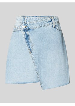 Spódnica jeansowa w kopertowym stylu model ‘KAT’ ze sklepu Peek&Cloppenburg  w kategorii Spódnice - zdjęcie 172064743