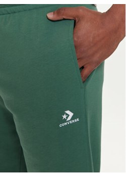 Converse Spodnie dresowe U Chev Emb Fleece Pant Ft 10023873-A25 Zielony Regular Fit ze sklepu MODIVO w kategorii Spodnie męskie - zdjęcie 172069061