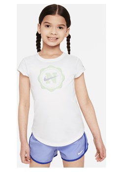 T-shirt dla małych dzieci z nadrukiem Nike Prep in Your Step - Biel ze sklepu Nike poland w kategorii Bluzki dziewczęce - zdjęcie 172069664