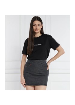 Calvin Klein T-shirt HERO LOGO | Regular Fit ze sklepu Gomez Fashion Store w kategorii Bluzki damskie - zdjęcie 172069992