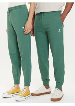 Converse Spodnie dresowe U Chev Emb Fleece Pant Ft 10023873-A25 Zielony Regular Fit ze sklepu MODIVO w kategorii Spodnie męskie - zdjęcie 172071493