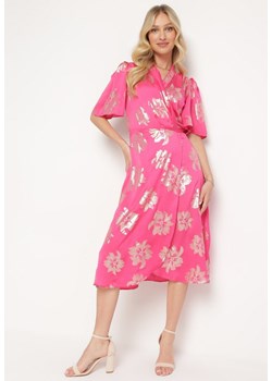 Różowa Sukienka Kopertowa z Metalicznym Wzorem w Kwiaty Wiązana w Talii Firiona ze sklepu Born2be Odzież w kategorii Sukienki - zdjęcie 172091051