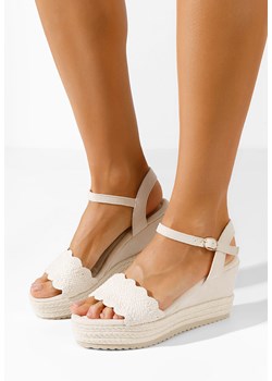 Białe sandały na koturnie Miliana ze sklepu Zapatos w kategorii Sandały damskie - zdjęcie 172094861