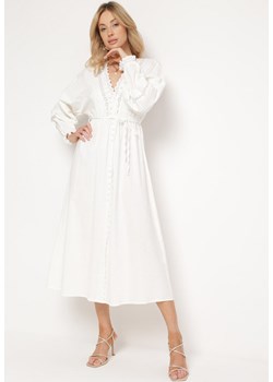 Biała Bawełniana Sukienka z Koronkowymi Akcentami z Gumką w Pasie i Materiałowym Paskiem Jariena ze sklepu Born2be Odzież w kategorii Sukienki - zdjęcie 172095181