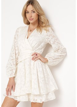 Jasnobeżowa Rozkloszowana Sukienka Mini z Plumeti o Kopertowym Kroju Tayeta ze sklepu Born2be Odzież w kategorii Sukienki - zdjęcie 172102142