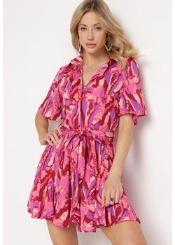 Różowa Koszulowa Sukienka w Abstrakcyjny Print Wiązana w Talii z Rozkloszowanym Dołem Ebiara ze sklepu Born2be Odzież w kategorii Sukienki - zdjęcie 172102254