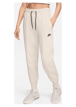 Damskie joggery ze średnim stanem Nike Sportswear Tech Fleece - Brązowy ze sklepu Nike poland w kategorii Spodnie damskie - zdjęcie 172107820