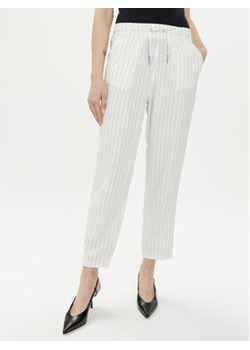 ONLY Spodnie materiałowe Caro Poptrash 15278710 Biały Comfort Fit ze sklepu MODIVO w kategorii Spodnie damskie - zdjęcie 172110990