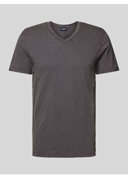 T-shirt z dekoltem w serek ze sklepu Peek&Cloppenburg  w kategorii T-shirty męskie - zdjęcie 172115121