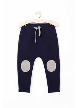 Spodnie dresowe dla niemowlaka- granatowe z łatami na kolanach ze sklepu 5.10.15 w kategorii Spodnie i półśpiochy - zdjęcie 172115942