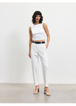 Reserved - Spodnie z paskiem - biały ze sklepu Reserved w kategorii Spodnie damskie - zdjęcie 172134963
