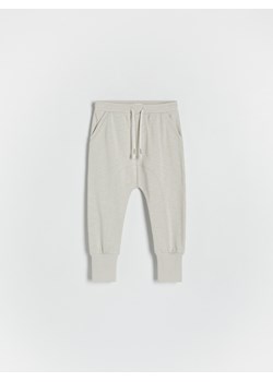Reserved - Bawełniane spodnie - beżowy ze sklepu Reserved w kategorii Spodnie i półśpiochy - zdjęcie 172135071