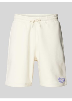 Szorty z dzianiny dresowej o kroju regular fit z nadrukiem z logo ze sklepu Peek&Cloppenburg  w kategorii Spodenki męskie - zdjęcie 172137244
