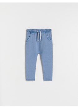 Reserved - Dresowe spodnie z efektem sprania - niebieski ze sklepu Reserved w kategorii Spodnie i półśpiochy - zdjęcie 172140690