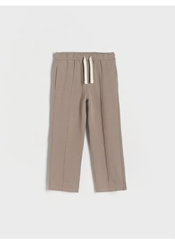 Reserved - Dresowe spodnie z przeszyciami - brązowy ze sklepu Reserved w kategorii Spodnie chłopięce - zdjęcie 172140740