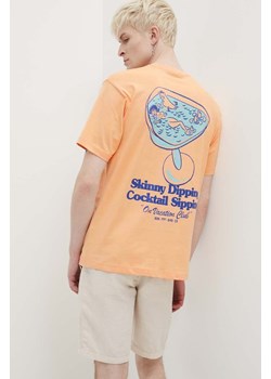 On Vacation t-shirt bawełniany Skinny Dippin&apos; Cocktail Sippin&apos; kolor pomarańczowy z nadrukiem OVC T151 ze sklepu ANSWEAR.com w kategorii T-shirty męskie - zdjęcie 172144292
