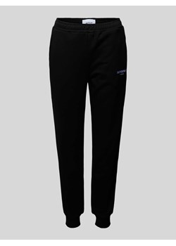 Spodnie dresowe o kroju regular fit z wyhaftowanym logo ze sklepu Peek&Cloppenburg  w kategorii Spodnie damskie - zdjęcie 172155270