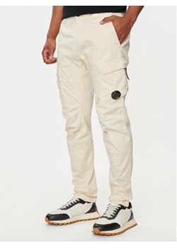 C.P. Company Spodnie materiałowe 16CMPA063A005694G Beżowy Slim Fit ze sklepu MODIVO w kategorii Spodnie męskie - zdjęcie 172158873