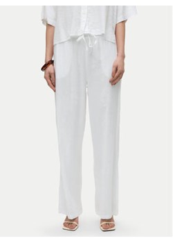 Vero Moda Spodnie materiałowe Linn 10305091 Biały Loose Fit ze sklepu MODIVO w kategorii Spodnie damskie - zdjęcie 172159151