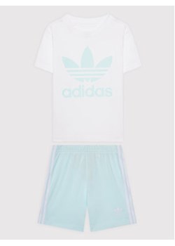 adidas Komplet t-shirt i spodenki Trefoil HS8868 Błękitny Regular Fit ze sklepu MODIVO w kategorii Komplety dziewczęce - zdjęcie 172165994