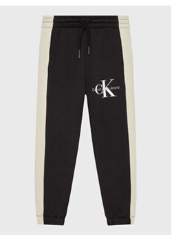 Calvin Klein Jeans Spodnie dresowe IB0IB01360 Czarny Regular Fit ze sklepu MODIVO w kategorii Spodnie chłopięce - zdjęcie 172179454