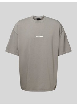 T-shirt z nadrukiem z logo model ‘BOXY’ ze sklepu Peek&Cloppenburg  w kategorii T-shirty męskie - zdjęcie 172182374