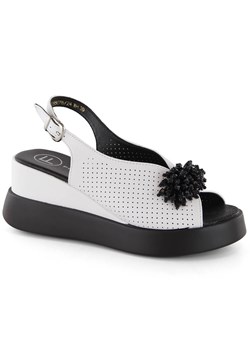 Skórzane sandały damskie na koturnie z koralikami białe Filippo DS6076 ze sklepu ButyModne.pl w kategorii Sandały damskie - zdjęcie 172183673