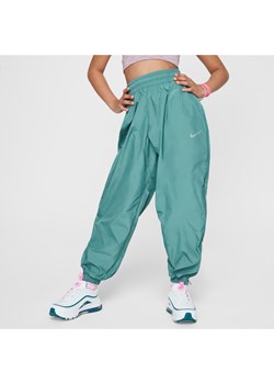 Spodnie z tkaniny dla dużych dzieci (dziewcząt) Nike Sportswear - Zieleń ze sklepu Nike poland w kategorii Spodnie dziewczęce - zdjęcie 172184654